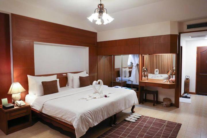 Country Lake View Hotel Suphan Buri Bagian luar foto
