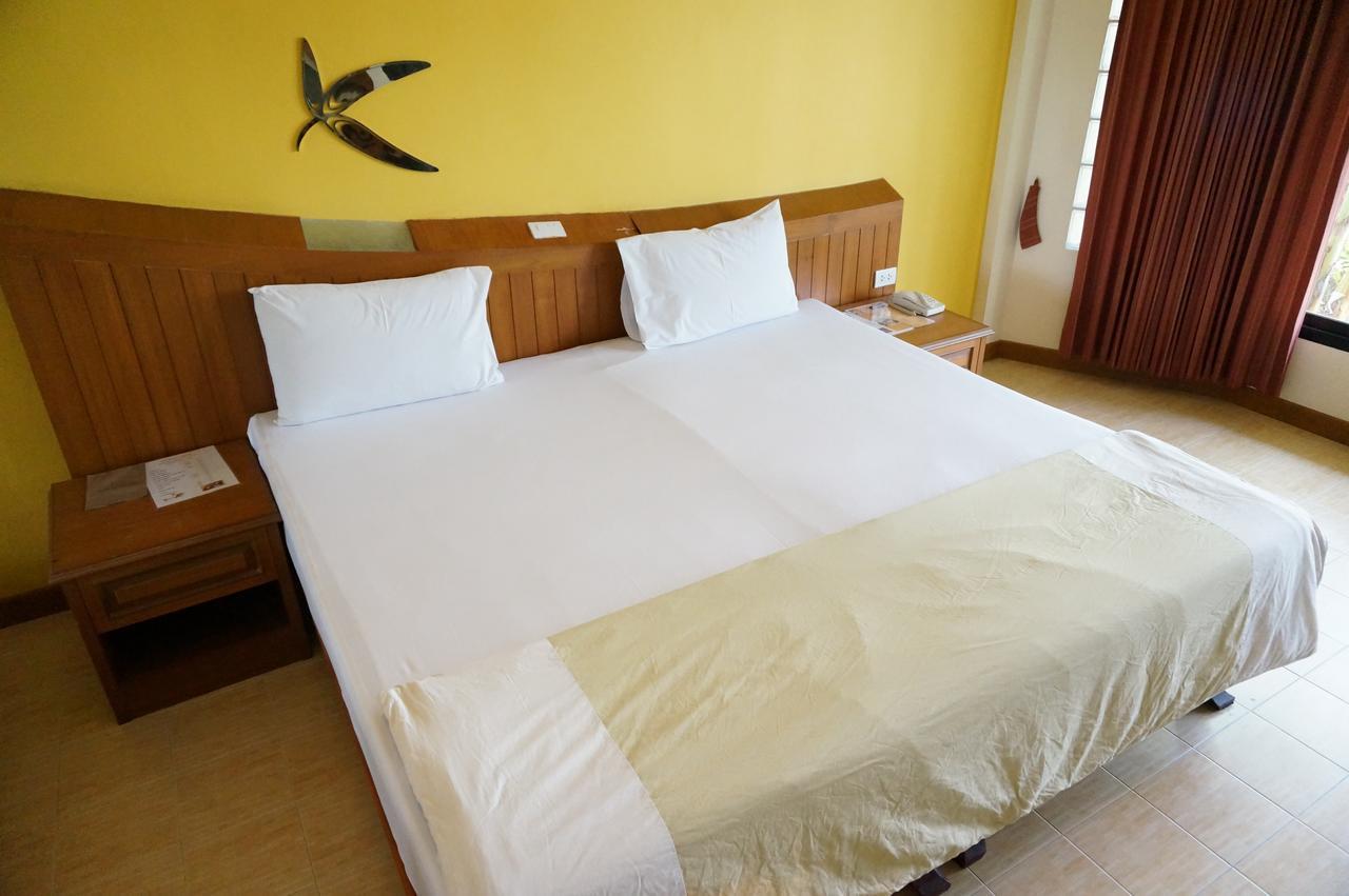 Country Lake View Hotel Suphan Buri Bagian luar foto