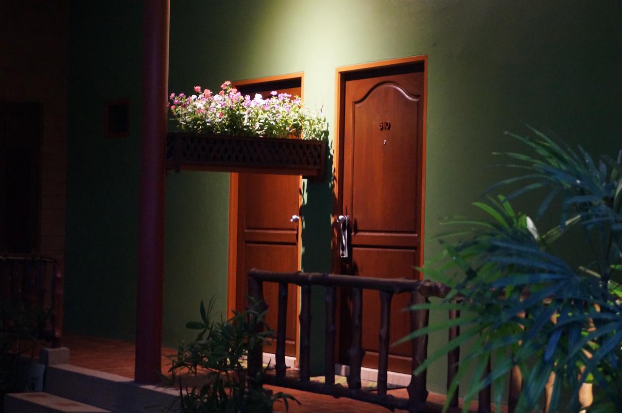 Country Lake View Hotel Suphan Buri Bagian luar foto