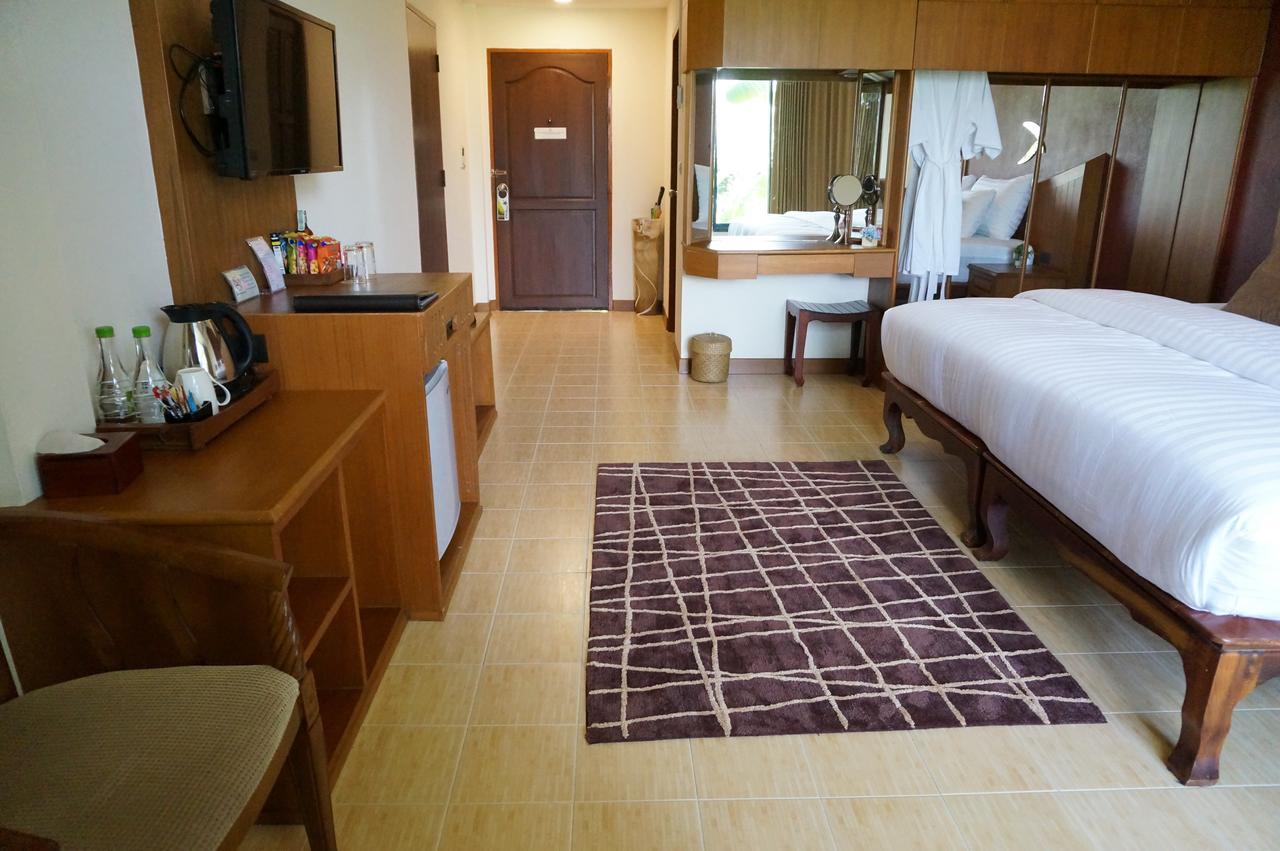 Country Lake View Hotel Suphan Buri Bagian luar foto