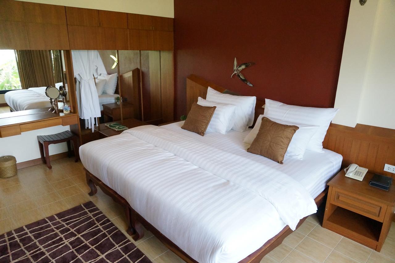 Country Lake View Hotel Suphan Buri Bagian luar foto