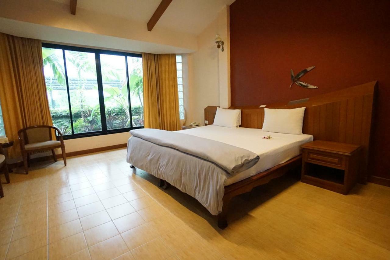 Country Lake View Hotel Suphan Buri Bagian luar foto